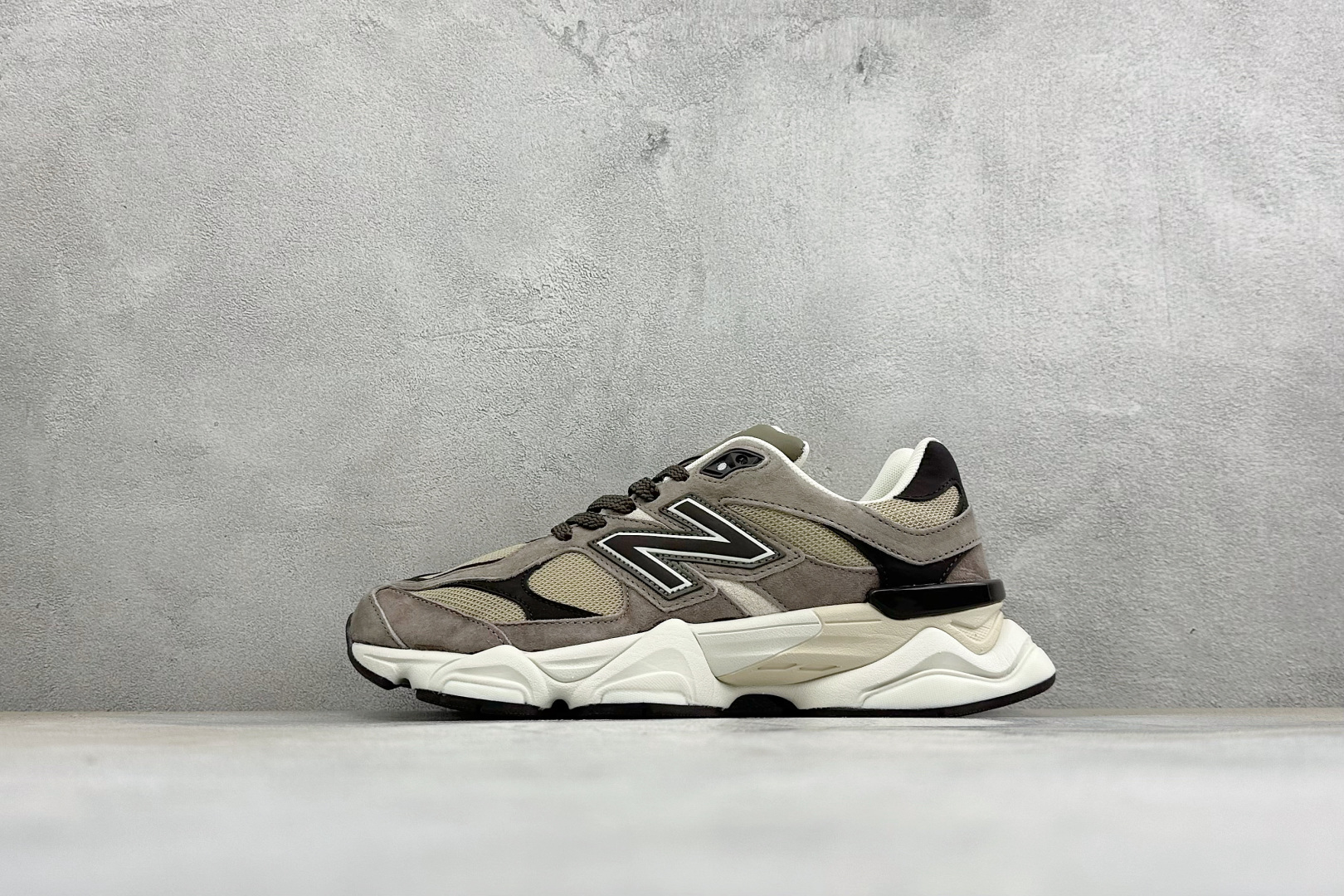 New Balance NB9060 联名款 复古休闲运动慢跑鞋 #鞋款灵感源自设计师本人对夏日的怀日回忆。鞋面大身由空