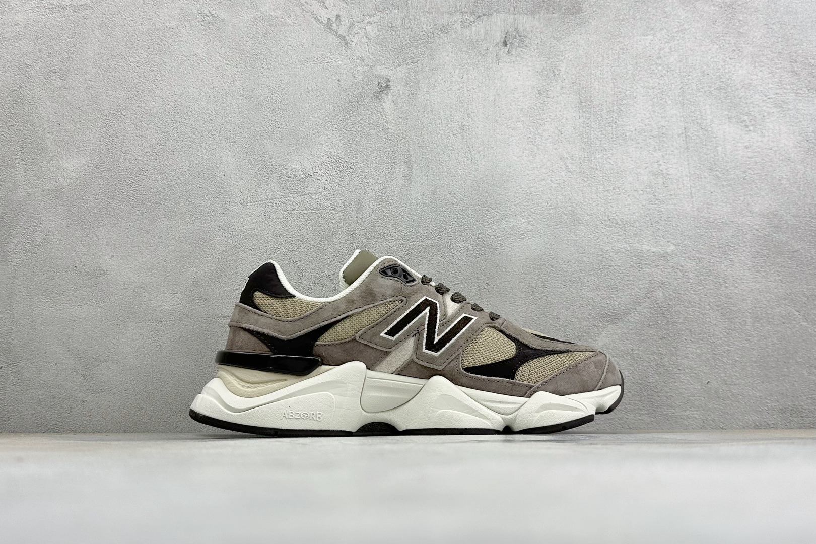 New Balance NB9060 联名款 复古休闲运动慢跑鞋 #鞋款灵感源自设计师本人对夏日的怀日回忆。鞋面大身由空
