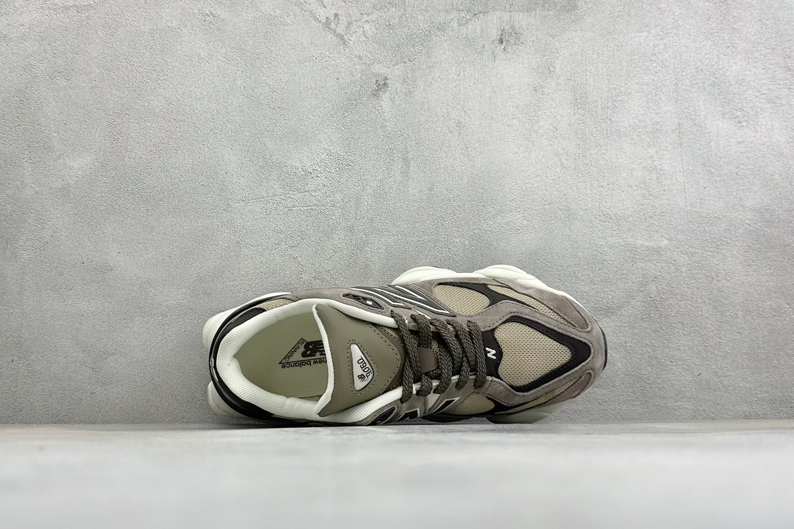 New Balance NB9060 联名款 复古休闲运动慢跑鞋 #鞋款灵感源自设计师本人对夏日的怀日回忆。鞋面大身由空