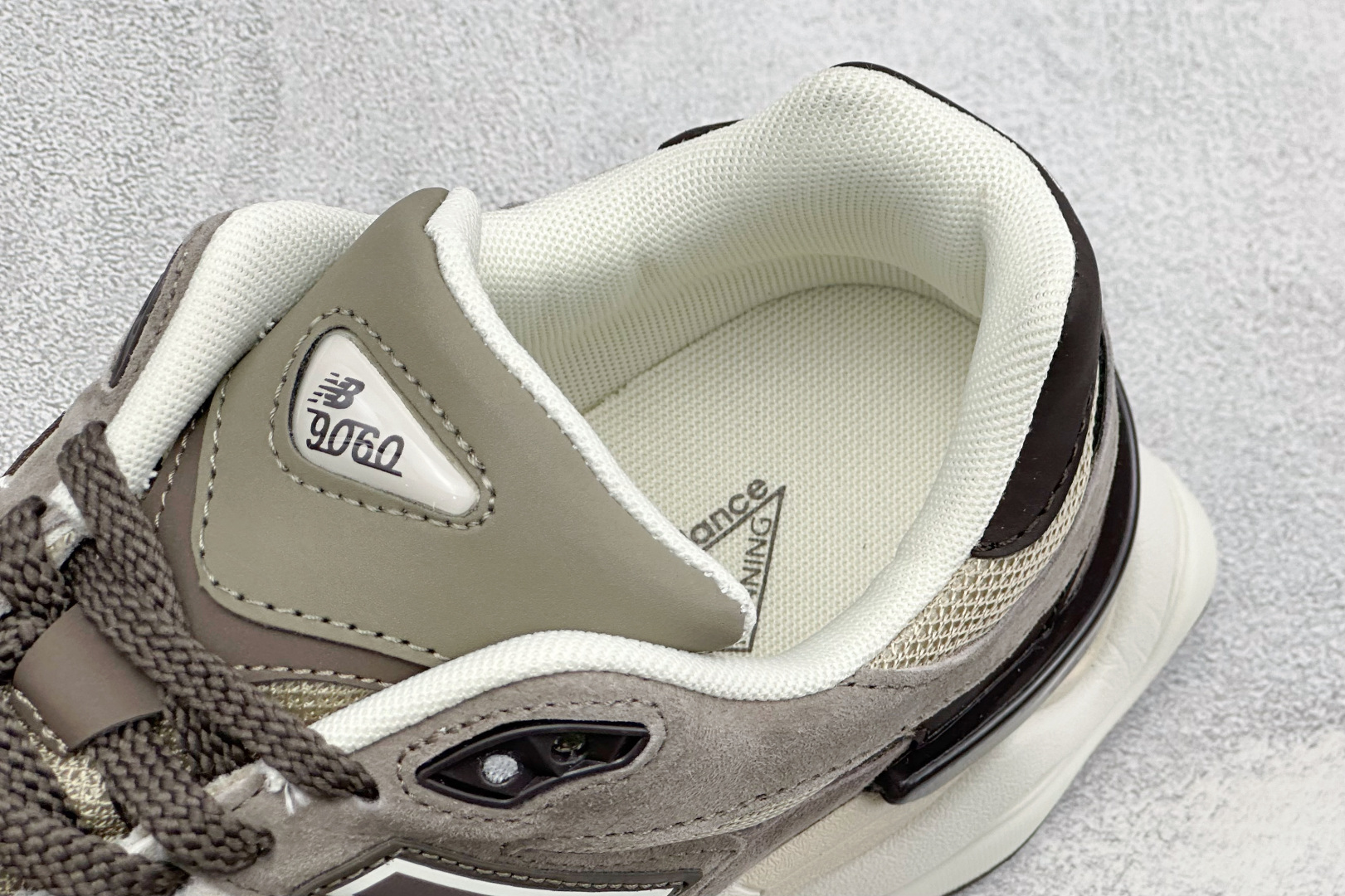 New Balance NB9060 联名款 复古休闲运动慢跑鞋 #鞋款灵感源自设计师本人对夏日的怀日回忆。鞋面大身由空