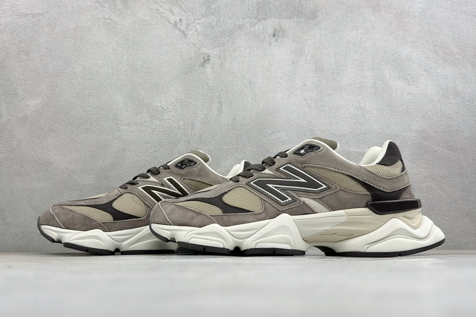 New Balance NB9060 联名款 复古休闲运动慢跑鞋 #鞋款灵感源自设计师本人对夏日的怀日回忆。鞋面大身由空