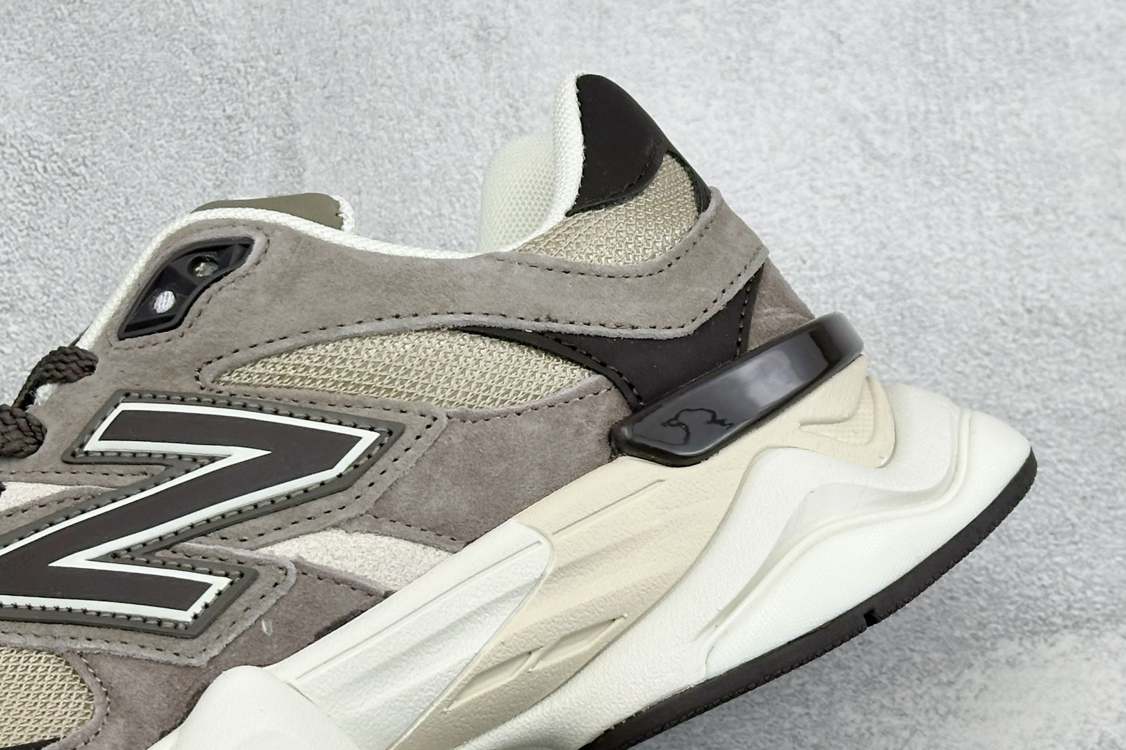 New Balance NB9060 联名款 复古休闲运动慢跑鞋 #鞋款灵感源自设计师本人对夏日的怀日回忆。鞋面大身由空