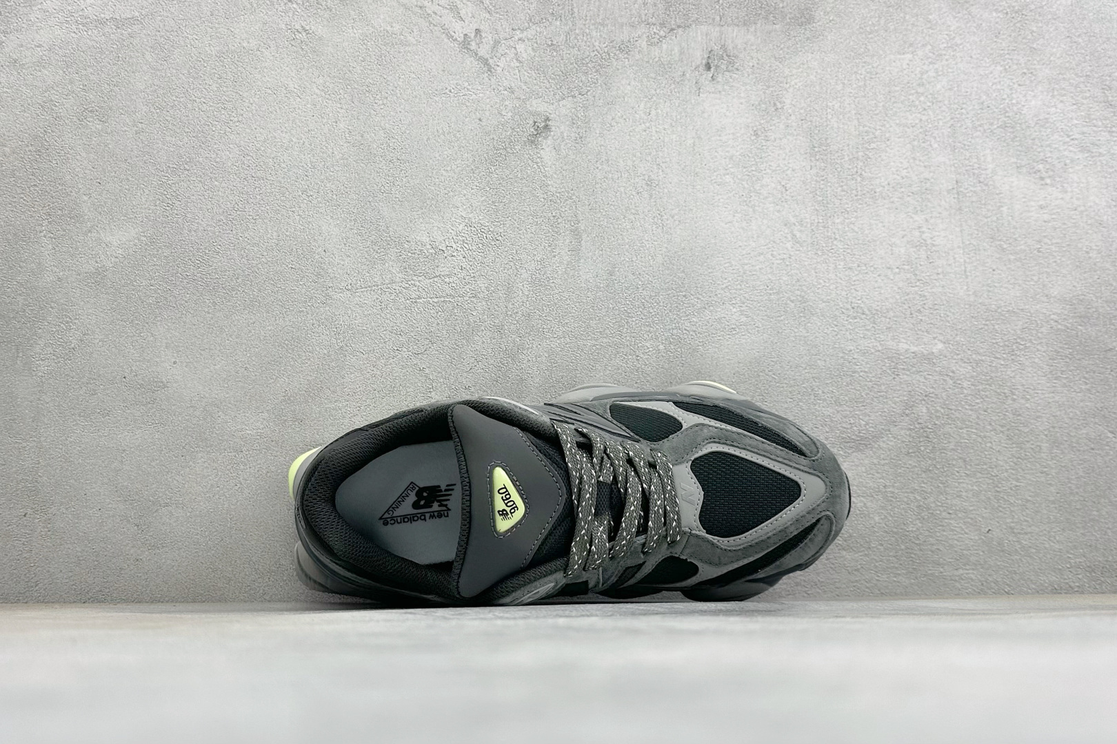 New Balance NB9060 联名款 复古休闲运动慢跑鞋 #鞋款灵感源自设计师本人对夏日的怀日回忆。鞋面大身由空