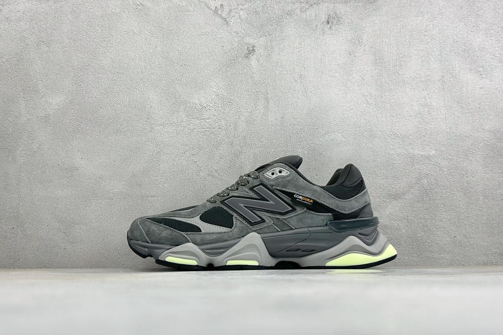 New Balance NB9060 联名款 复古休闲运动慢跑鞋 #鞋款灵感源自设计师本人对夏日的怀日回忆。鞋面大身由空