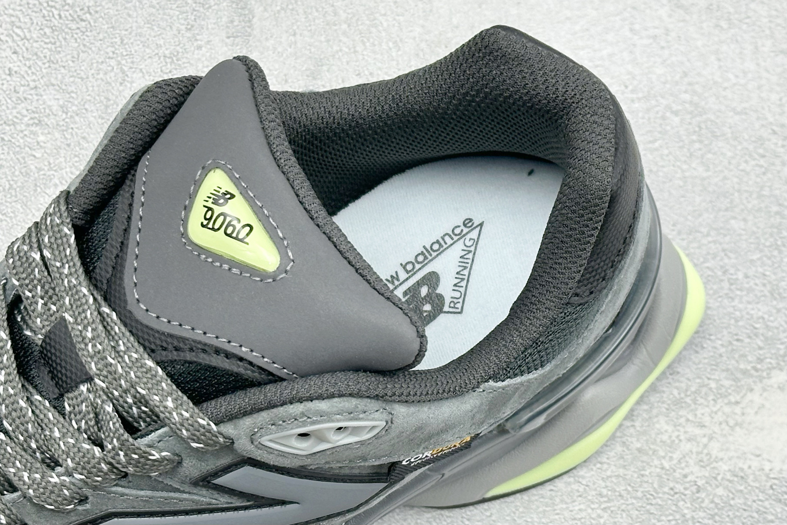 New Balance NB9060 联名款 复古休闲运动慢跑鞋 #鞋款灵感源自设计师本人对夏日的怀日回忆。鞋面大身由空