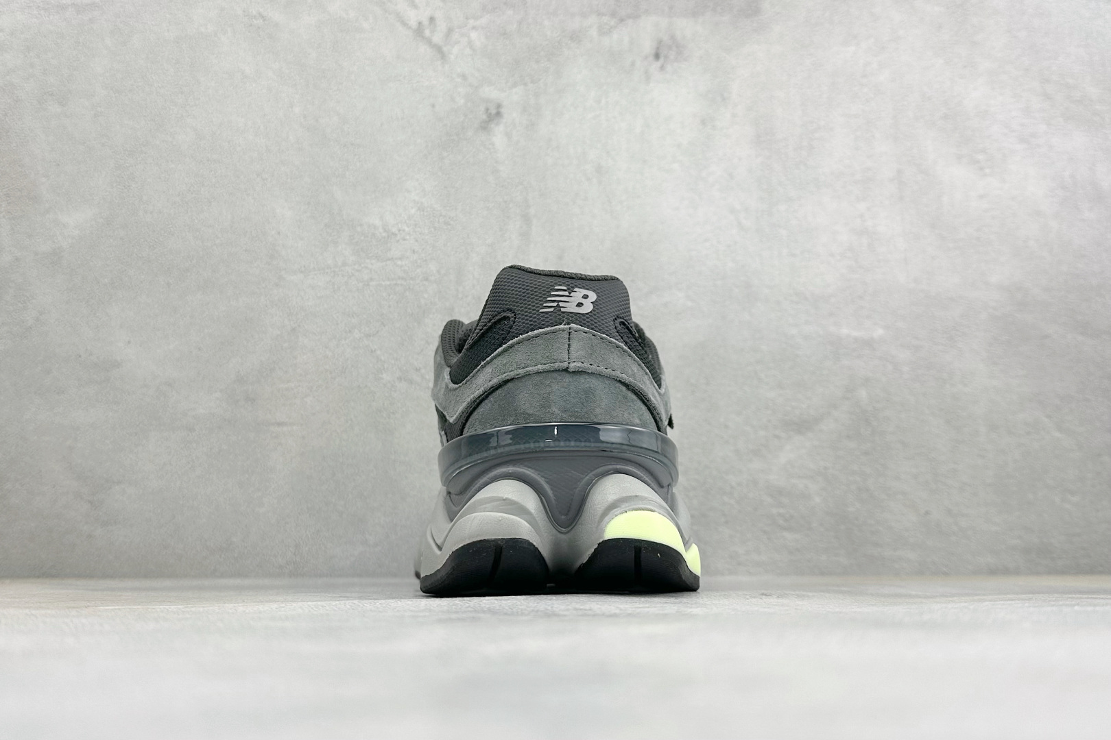 New Balance NB9060 联名款 复古休闲运动慢跑鞋 #鞋款灵感源自设计师本人对夏日的怀日回忆。鞋面大身由空