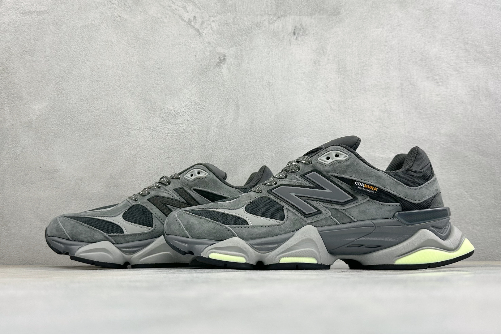New Balance NB9060 联名款 复古休闲运动慢跑鞋 #鞋款灵感源自设计师本人对夏日的怀日回忆。鞋面大身由空