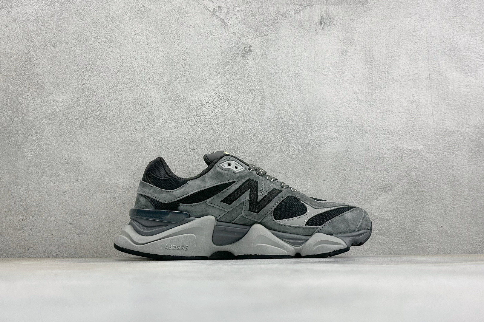 New Balance NB9060 联名款 复古休闲运动慢跑鞋 #鞋款灵感源自设计师本人对夏日的怀日回忆。鞋面大身由空