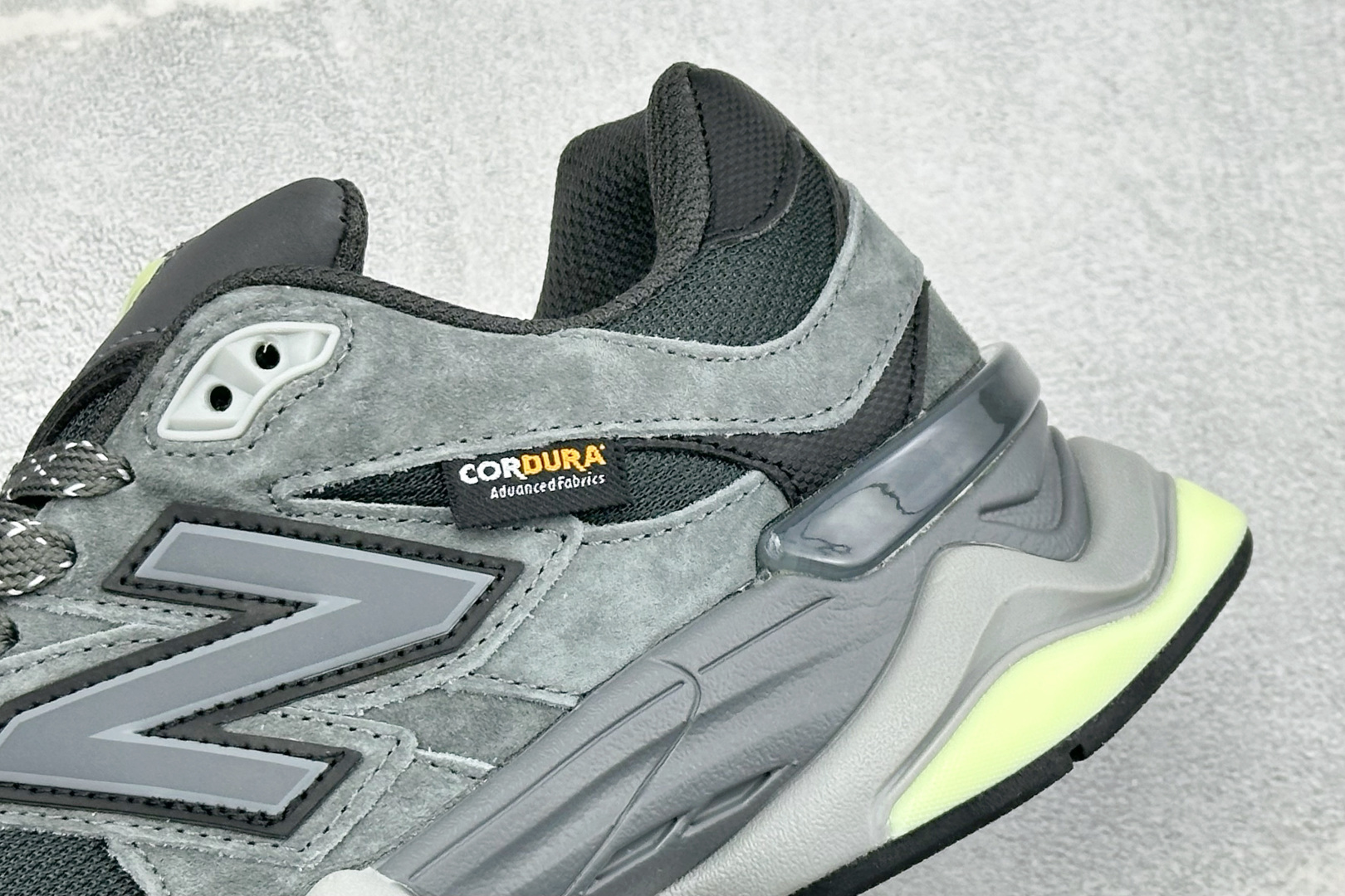 New Balance NB9060 联名款 复古休闲运动慢跑鞋 #鞋款灵感源自设计师本人对夏日的怀日回忆。鞋面大身由空
