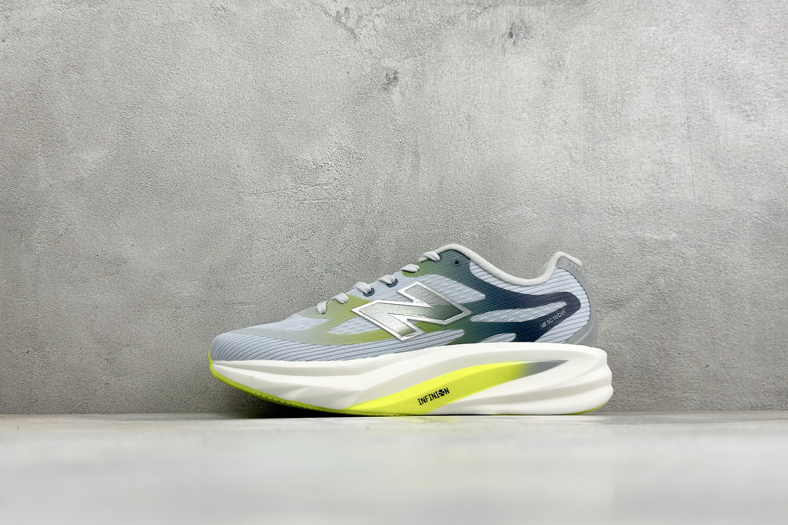 New Balance SuperComp Rebel 轻盈运动耐磨防滑低帮跑步鞋 货号：REBX38H 尺码：36-4