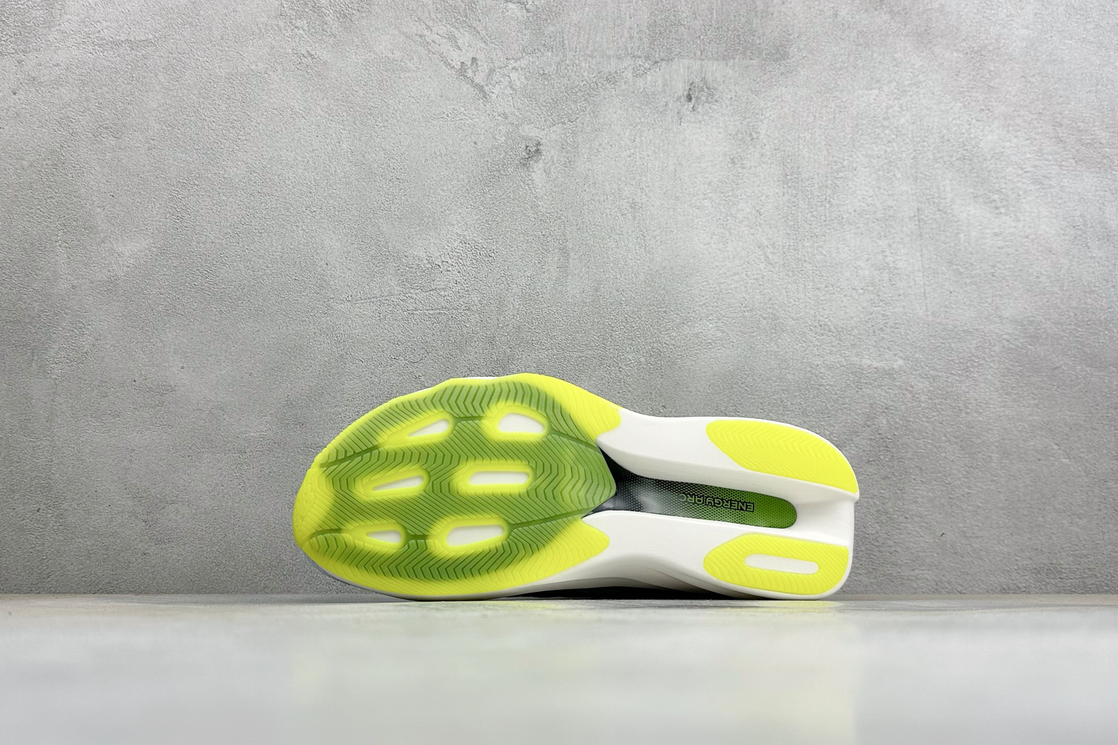 New Balance SuperComp Rebel 轻盈运动耐磨防滑低帮跑步鞋 货号：REBX38H 尺码：36-4