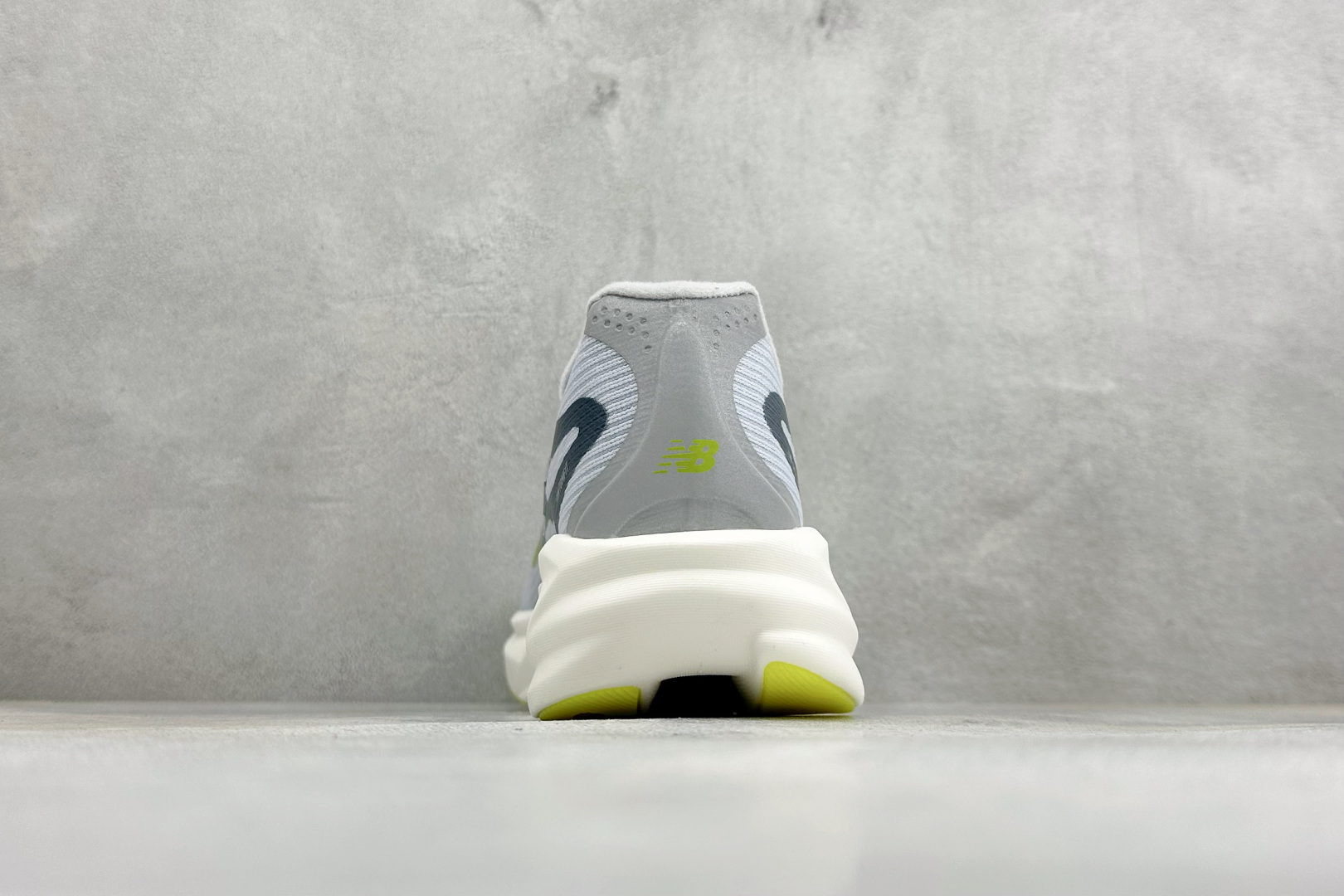 New Balance SuperComp Rebel 轻盈运动耐磨防滑低帮跑步鞋 货号：REBX38H 尺码：36-4