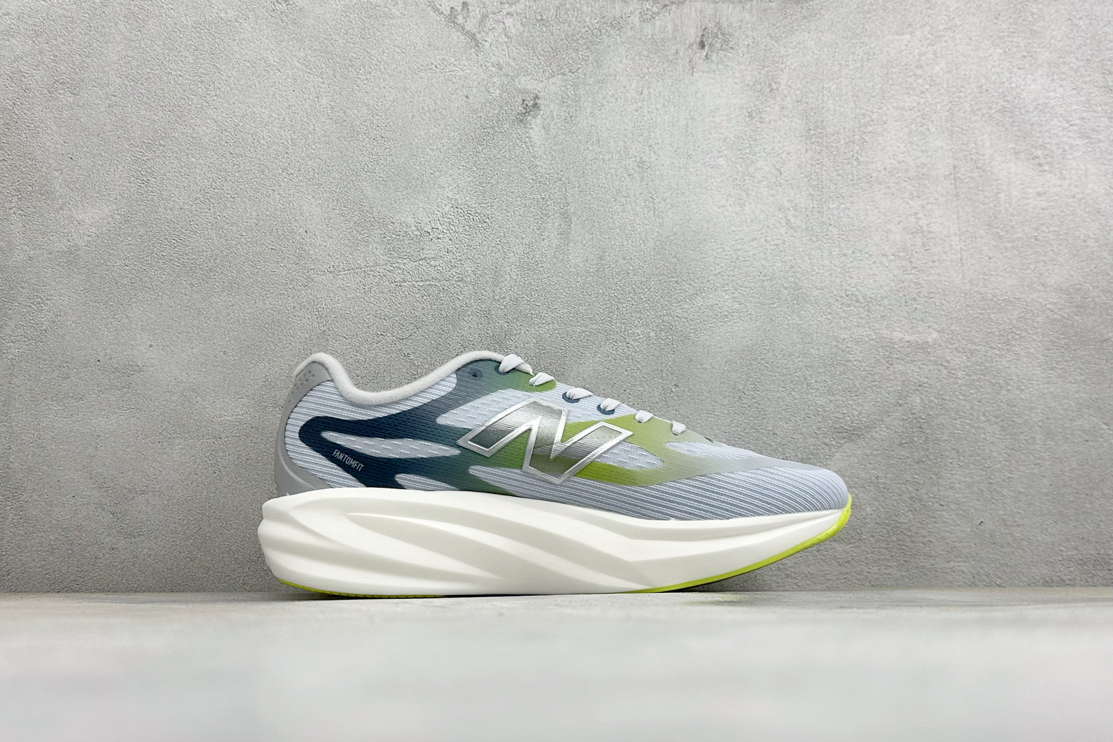 New Balance SuperComp Rebel 轻盈运动耐磨防滑低帮跑步鞋 货号：REBX38H 尺码：36-4
