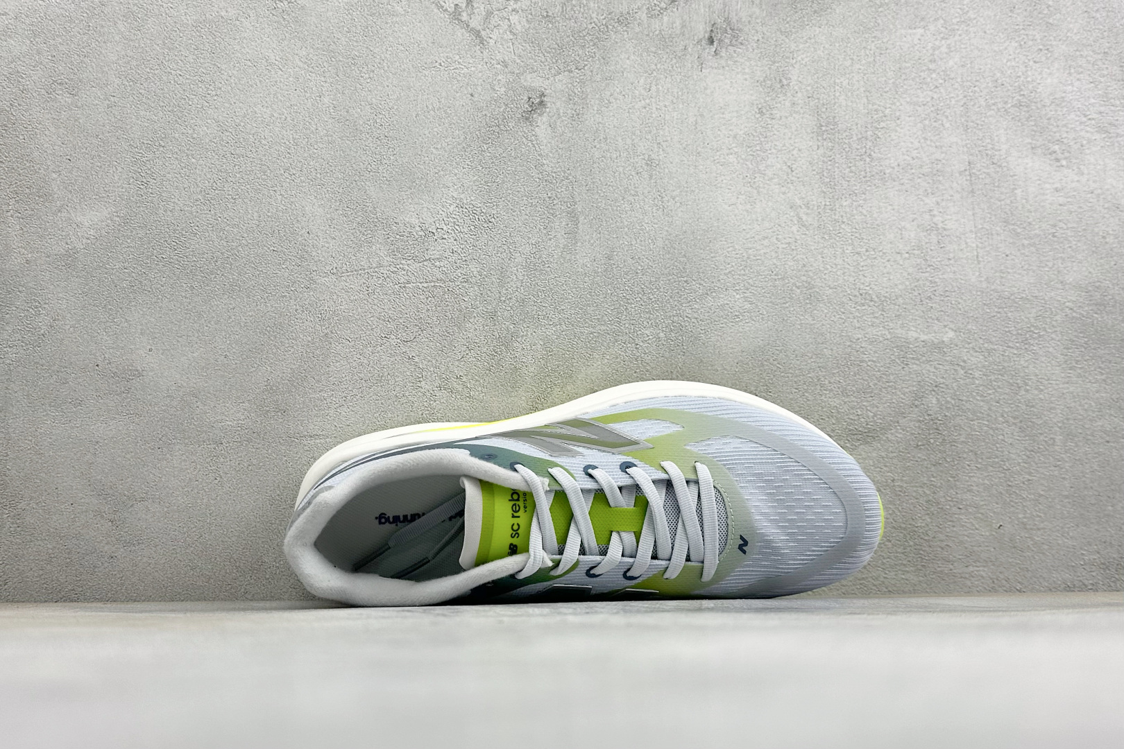 New Balance SuperComp Rebel 轻盈运动耐磨防滑低帮跑步鞋 货号：REBX38H 尺码：36-4