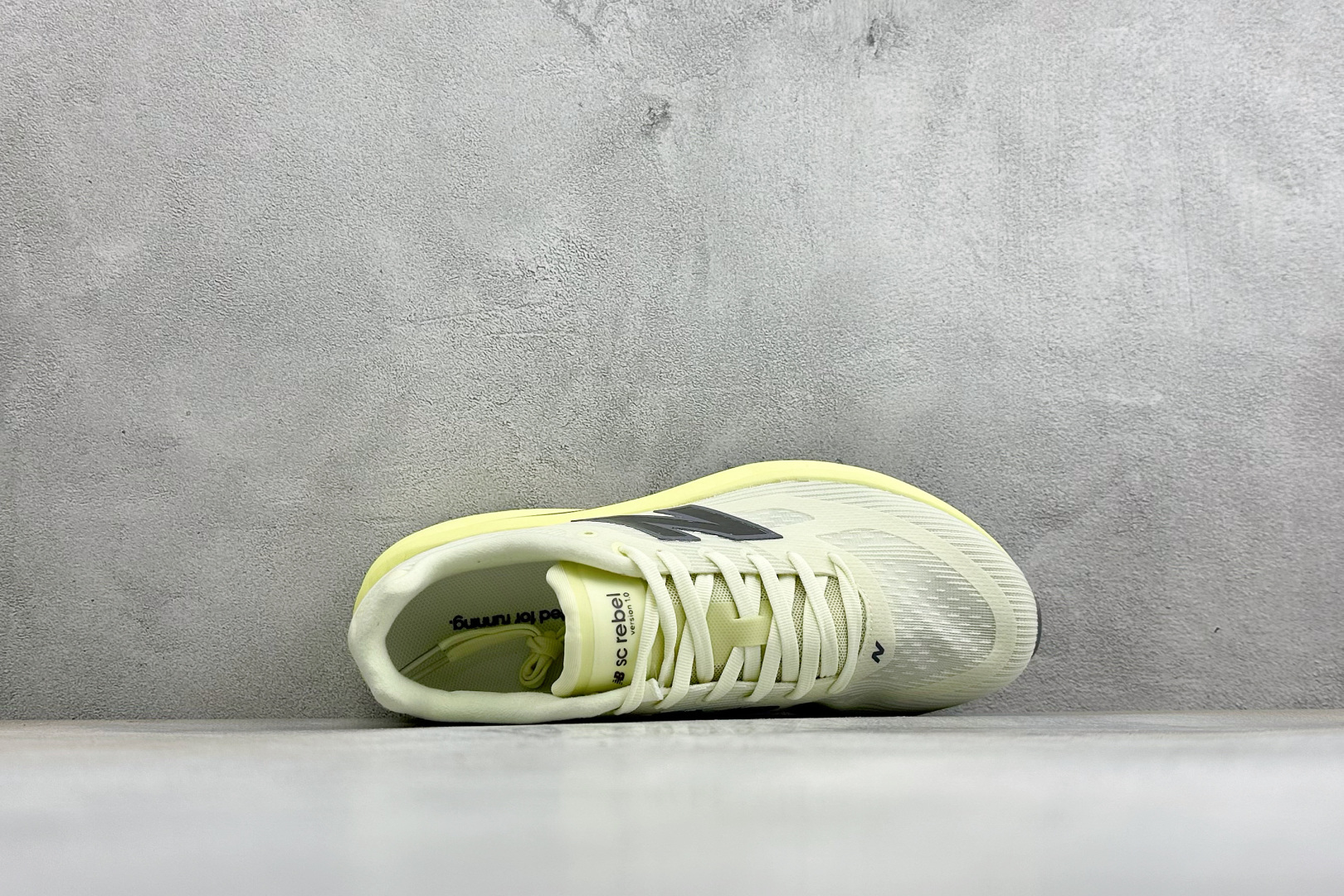 New Balance SuperComp Rebel 轻盈运动耐磨防滑低帮跑步鞋 货号：REBX4A2 尺码：36-4