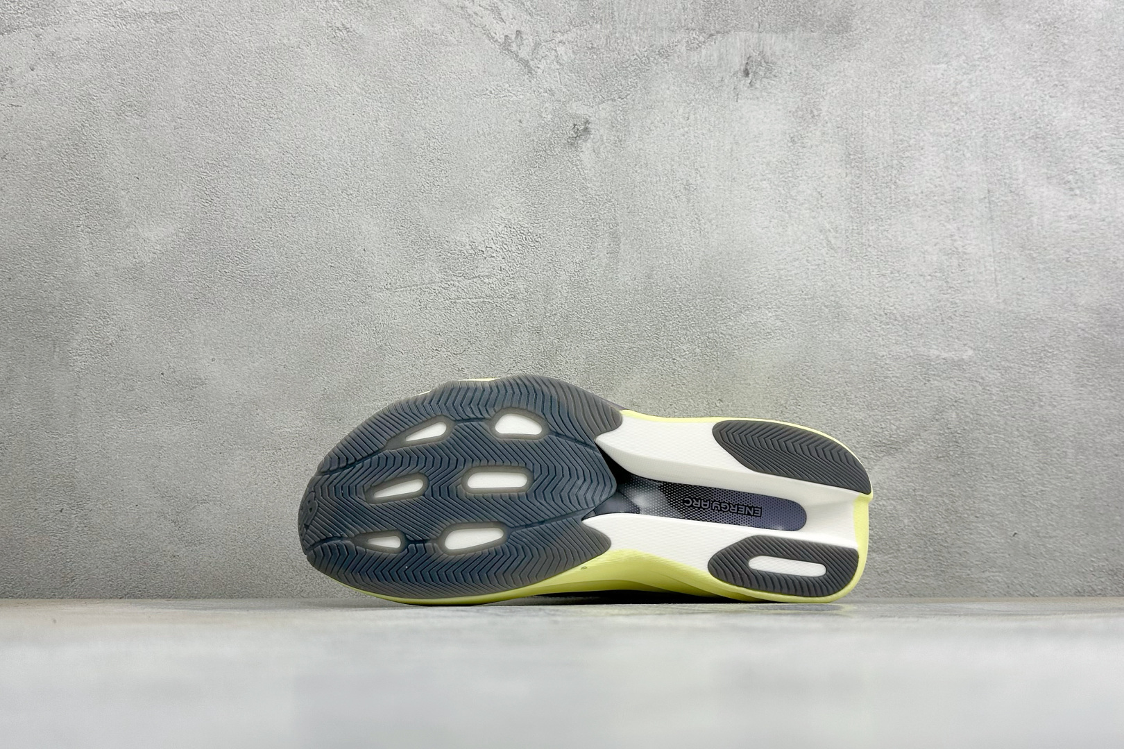 New Balance SuperComp Rebel 轻盈运动耐磨防滑低帮跑步鞋 货号：REBX4A2 尺码：36-4