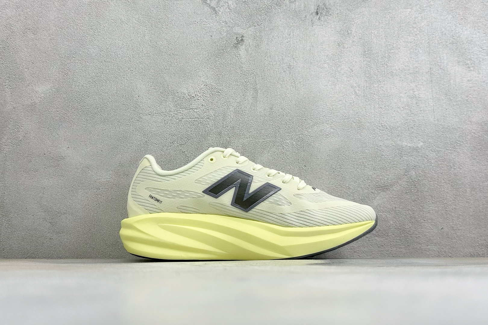 New Balance SuperComp Rebel 轻盈运动耐磨防滑低帮跑步鞋 货号：REBX4A2 尺码：36-4