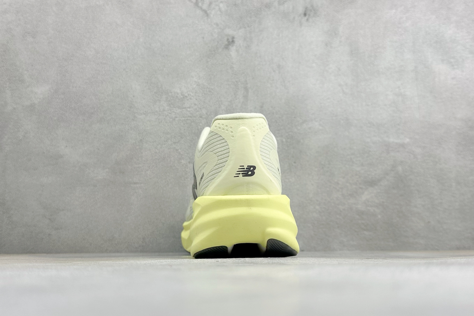 New Balance SuperComp Rebel 轻盈运动耐磨防滑低帮跑步鞋 货号：REBX4A2 尺码：36-4