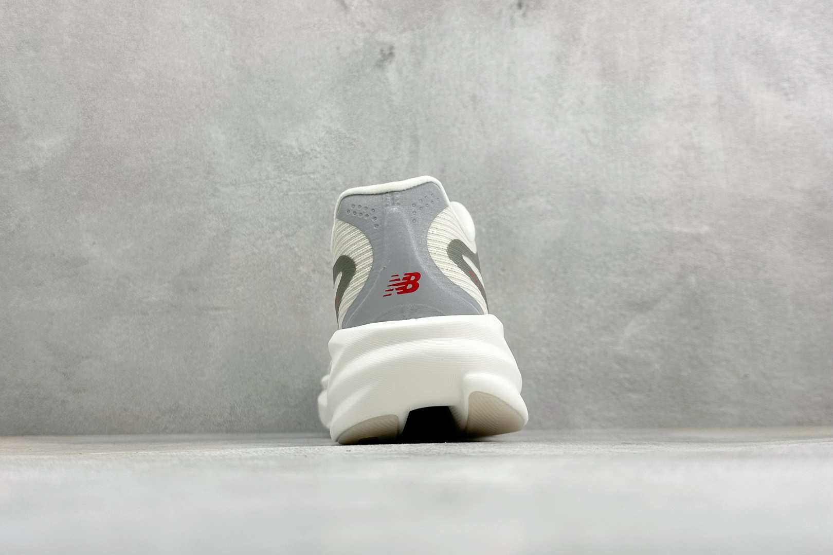 New Balance SuperComp Rebel 轻盈运动耐磨防滑低帮跑步鞋 货号：REBX42Z 尺码：36-4