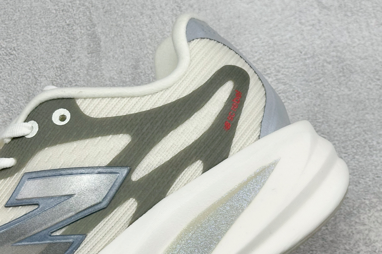New Balance SuperComp Rebel 轻盈运动耐磨防滑低帮跑步鞋 货号：REBX42Z 尺码：36-4