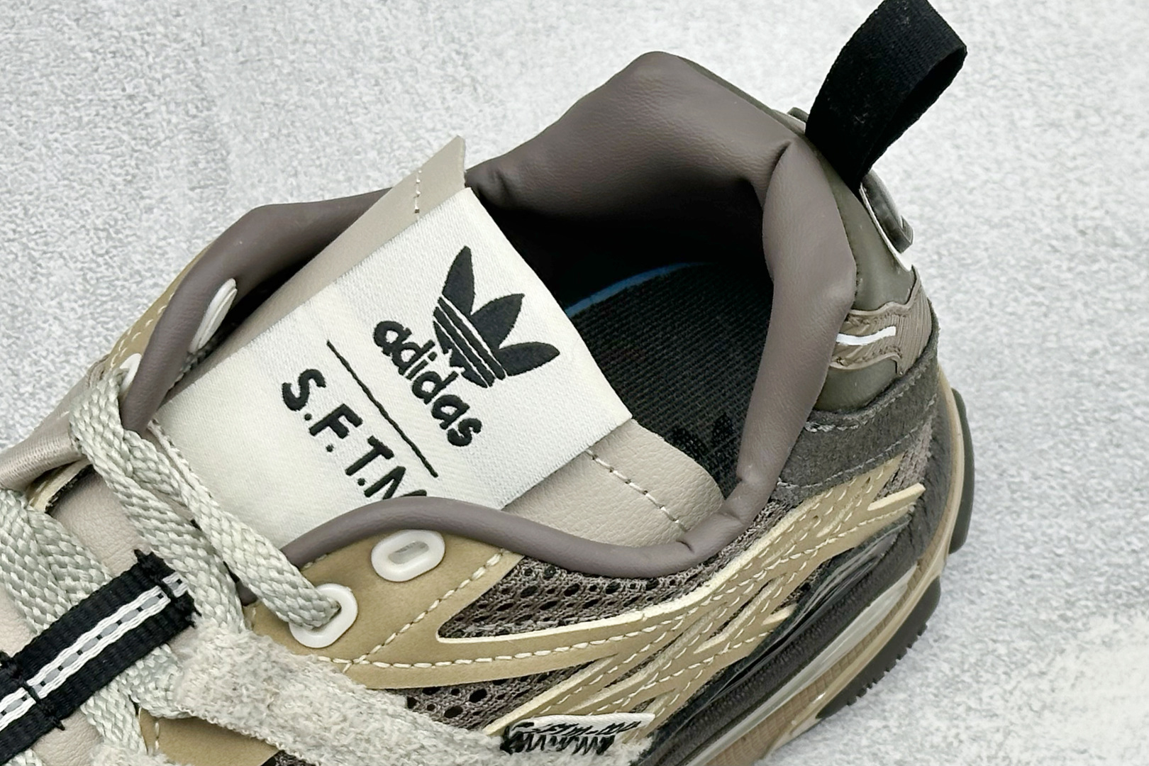 ADISTAR CUSHION SFTM 休闲运动跑鞋 货号：JR8045 尺码：36-45 