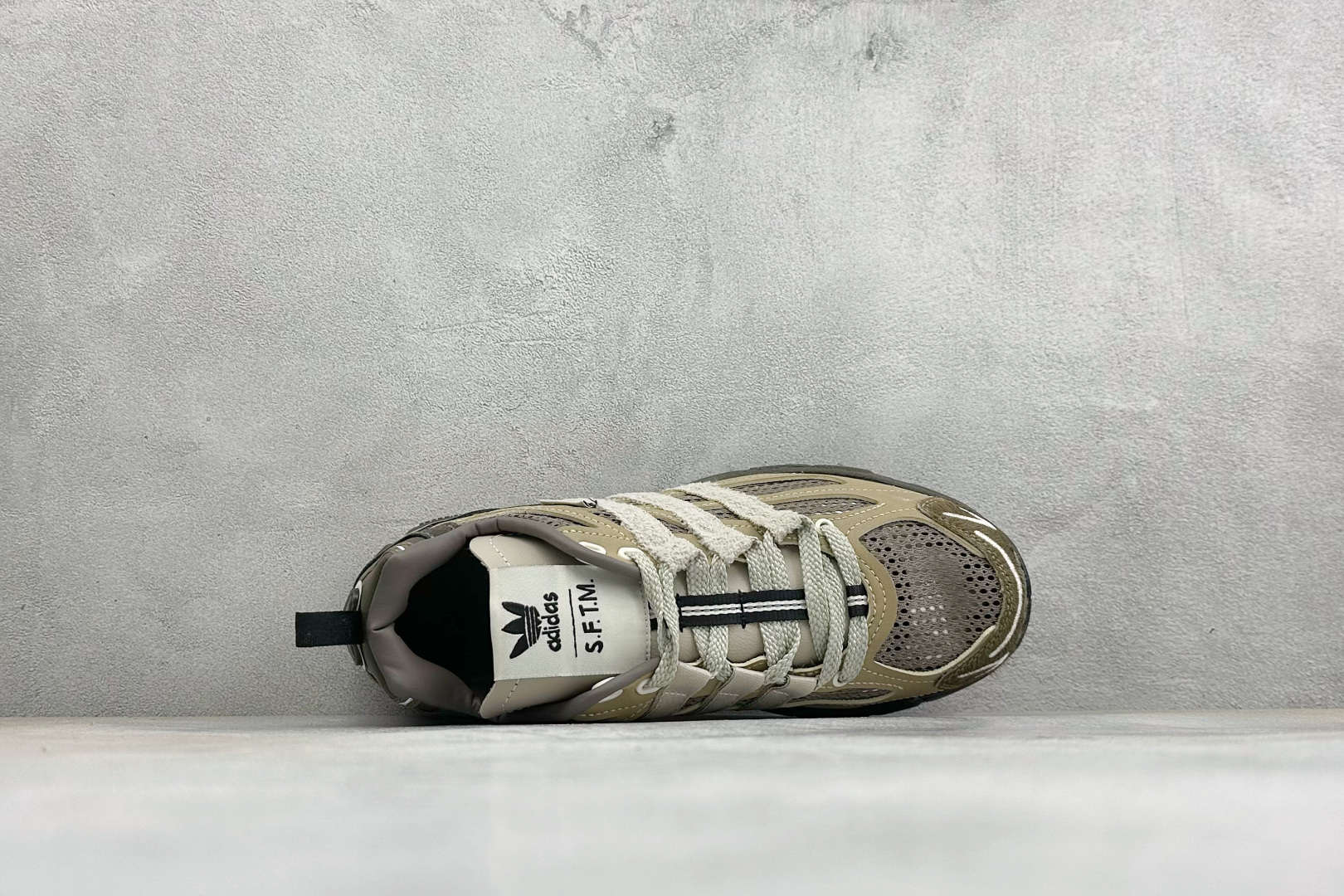 ADISTAR CUSHION SFTM 休闲运动跑鞋 货号：JR8045 尺码：36-45 