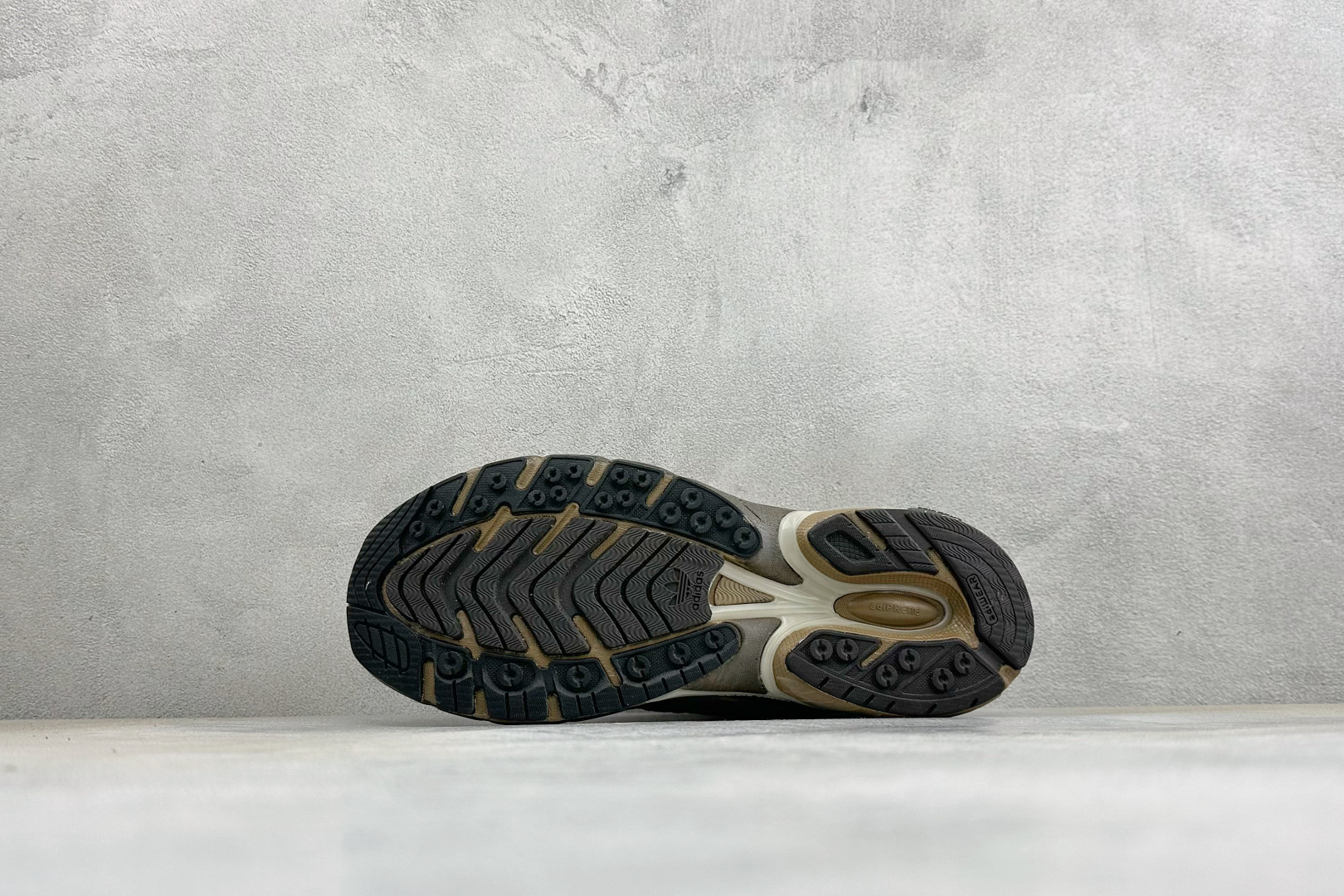 ADISTAR CUSHION SFTM 休闲运动跑鞋 货号：JR8045 尺码：36-45 