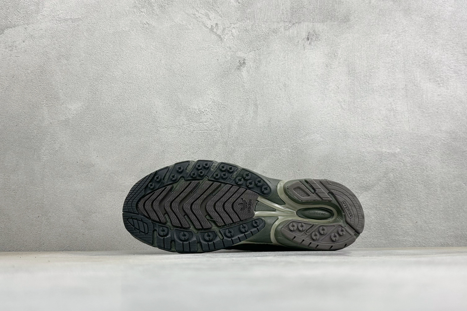 ADISTAR CUSHION SFTM 休闲运动跑鞋 货号：JR8044 尺码：36-45 