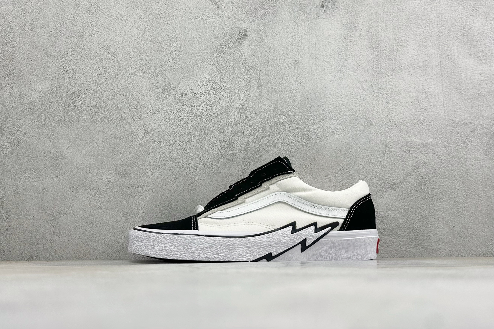 Vans 2-tone Bolt 黑白闪电 复古休闲舒适低帮情侣板鞋 整体设计突破于将闪电标志加在中底延伸处 带来夸张的
