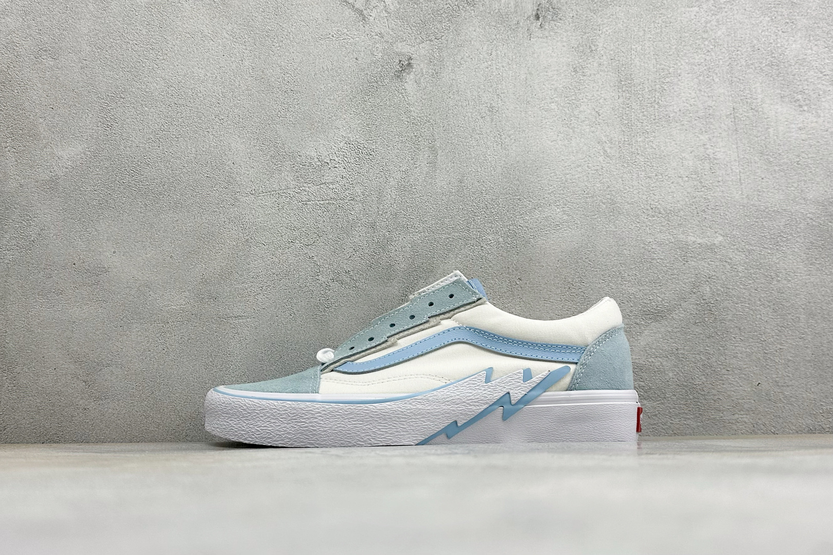 Vans 2-tone Bolt 黑白闪电 复古休闲舒适低帮情侣板鞋 整体设计突破于将闪电标志加在中底延伸处 带来夸张的