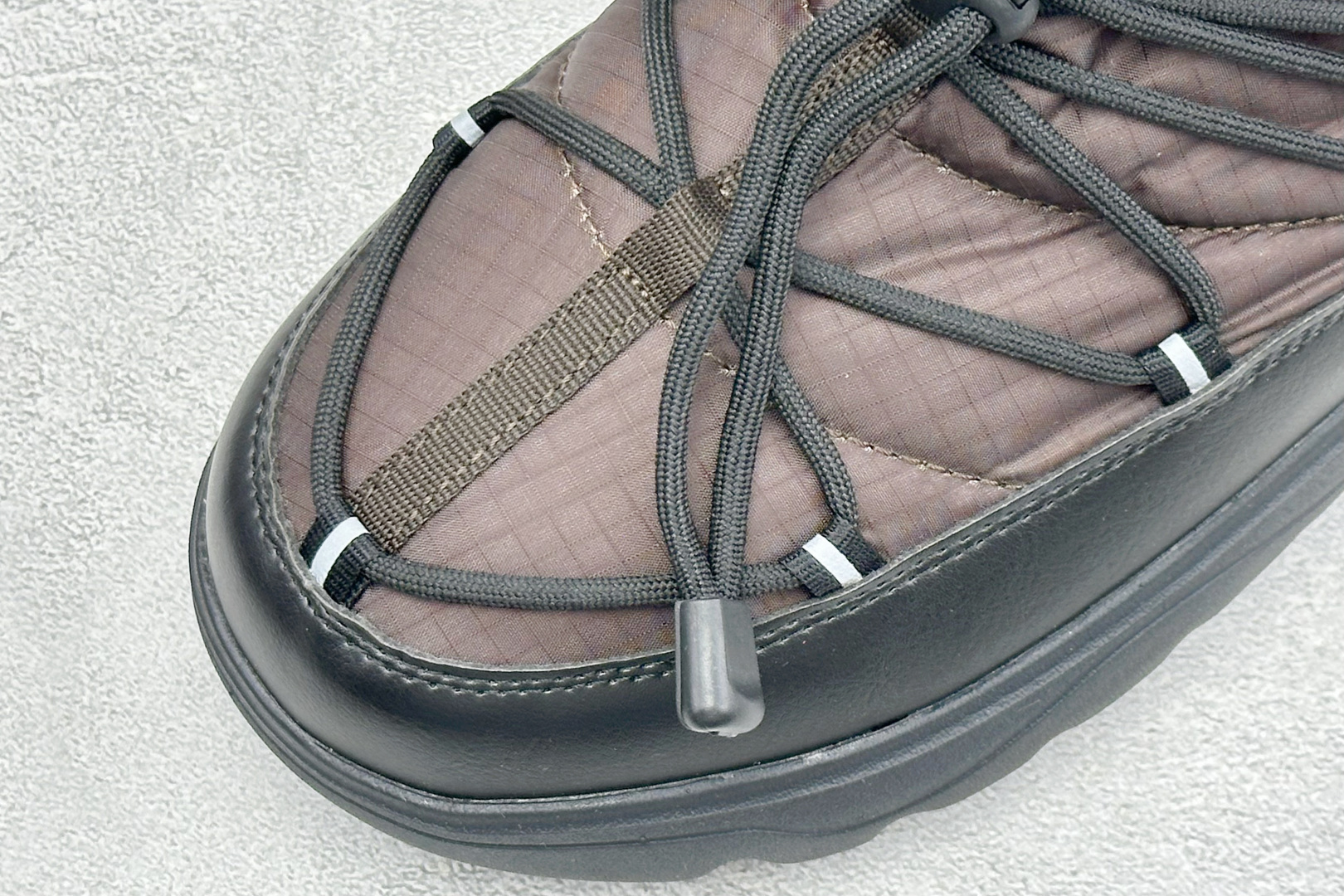The North Face 北面高帮雪地靴，格纹尼龙防泼水面料，内里加厚绒毛，锁温保暖。快速抽绳锁扣设计，穿脱便捷，牢