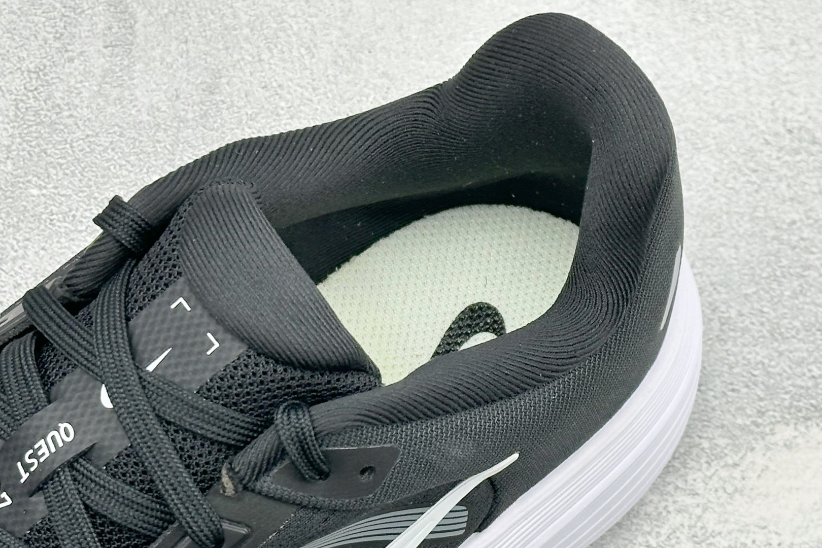 Nike Quest 7 网面透气时尚休闲跑步鞋 简约高科技设计采用多层材料，为双足带来凉爽感受和稳固体验时尚鞋面搭配中
