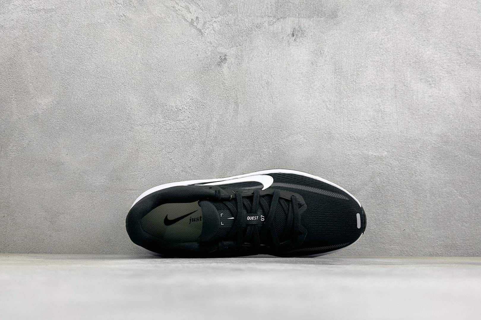 Nike Quest 7 网面透气时尚休闲跑步鞋 简约高科技设计采用多层材料，为双足带来凉爽感受和稳固体验时尚鞋面搭配中