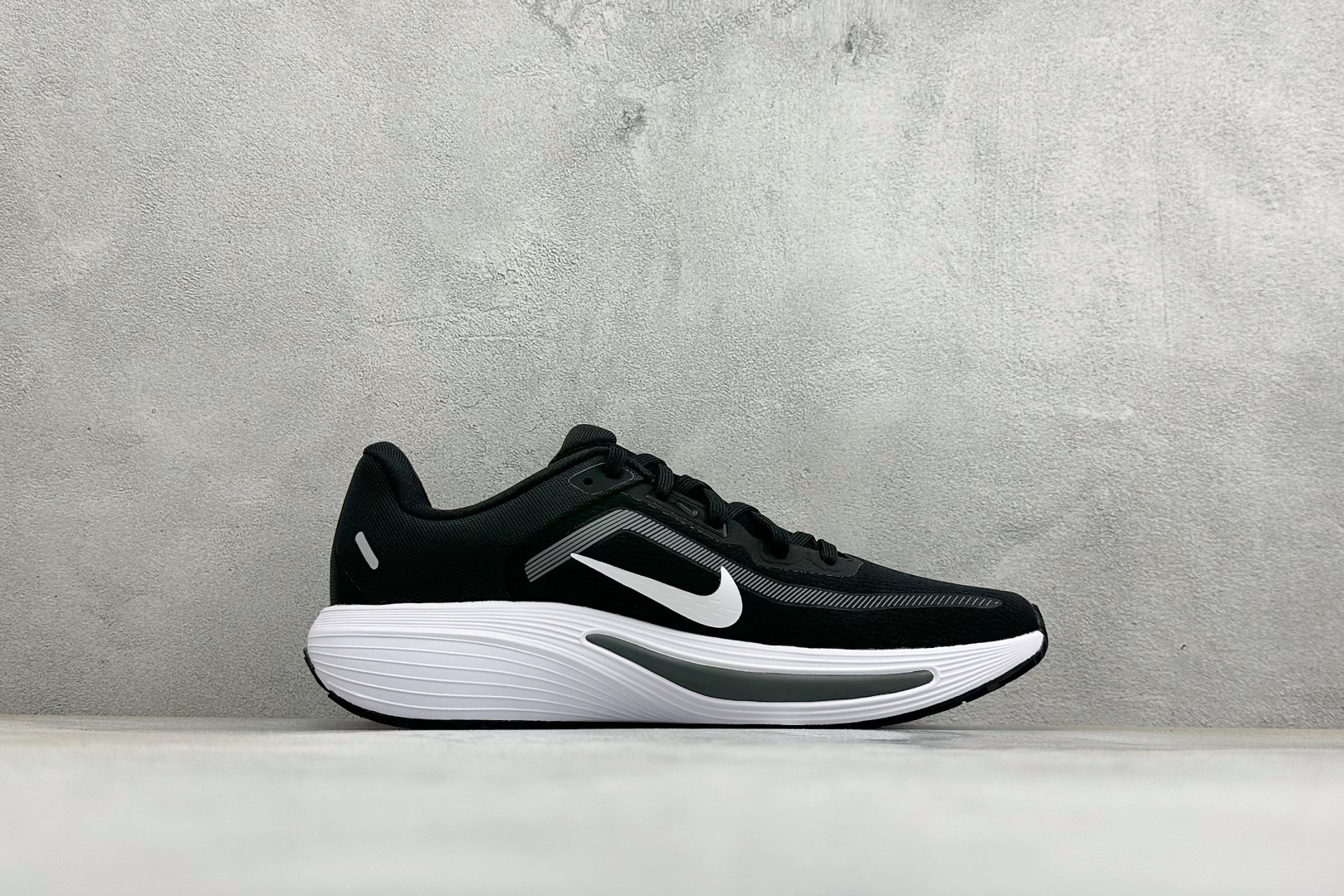 Nike Quest 7 网面透气时尚休闲跑步鞋 简约高科技设计采用多层材料，为双足带来凉爽感受和稳固体验时尚鞋面搭配中
