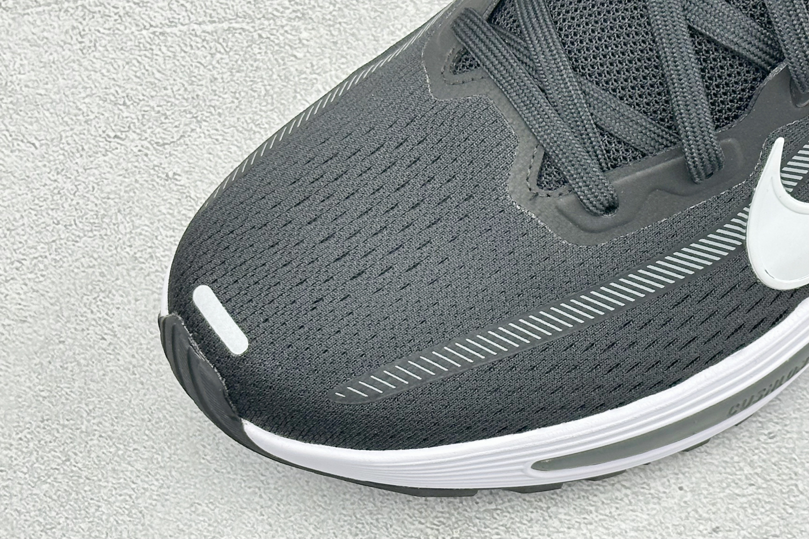 Nike Quest 7 网面透气时尚休闲跑步鞋 简约高科技设计采用多层材料，为双足带来凉爽感受和稳固体验时尚鞋面搭配中