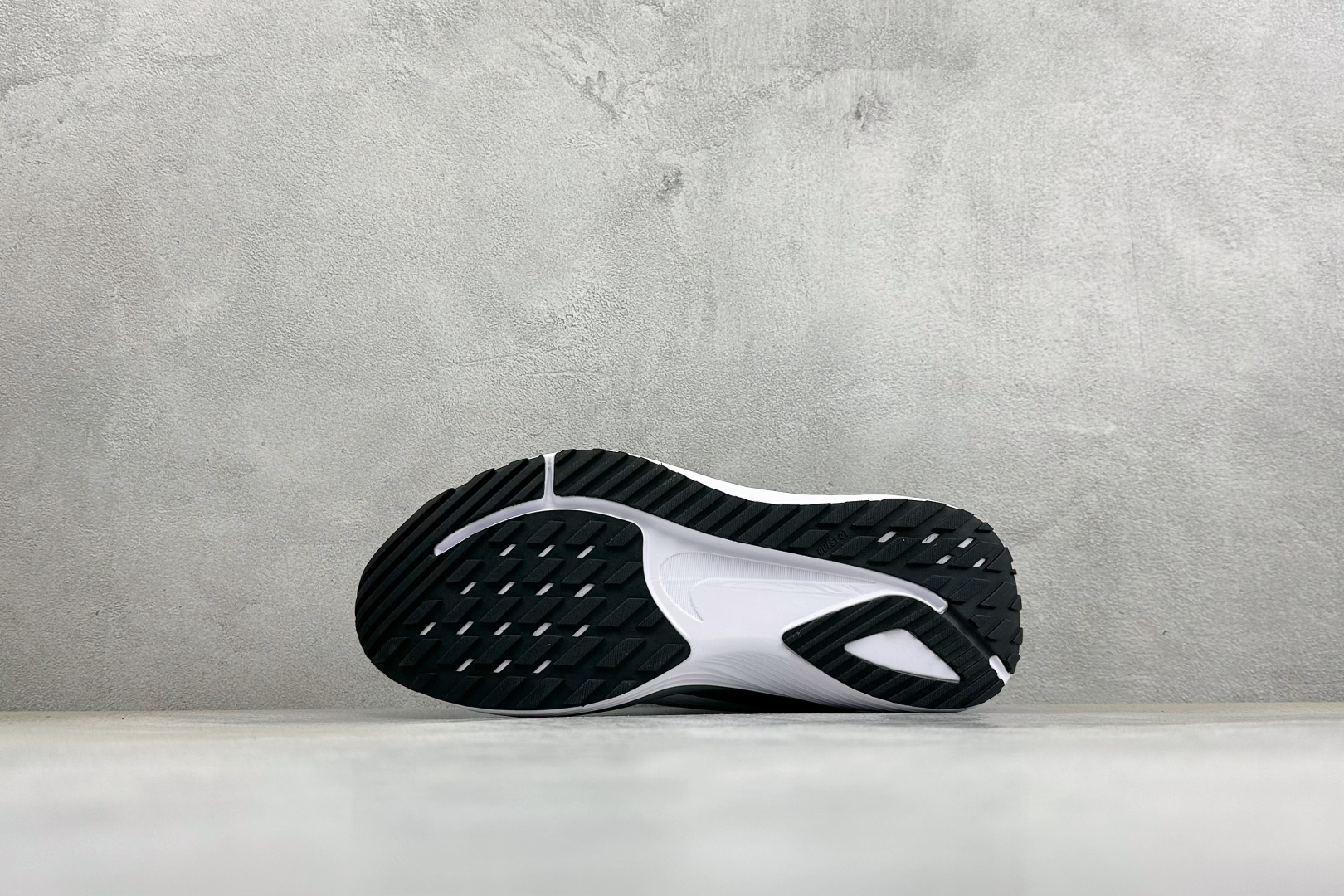 Nike Quest 7 网面透气时尚休闲跑步鞋 简约高科技设计采用多层材料，为双足带来凉爽感受和稳固体验时尚鞋面搭配中