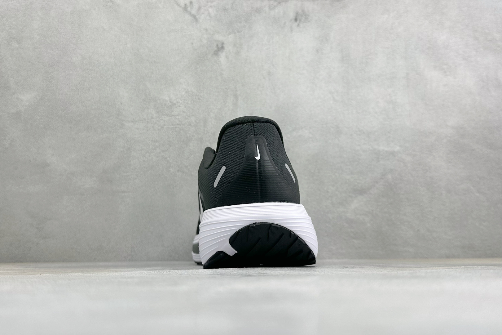 Nike Quest 7 网面透气时尚休闲跑步鞋 简约高科技设计采用多层材料，为双足带来凉爽感受和稳固体验时尚鞋面搭配中