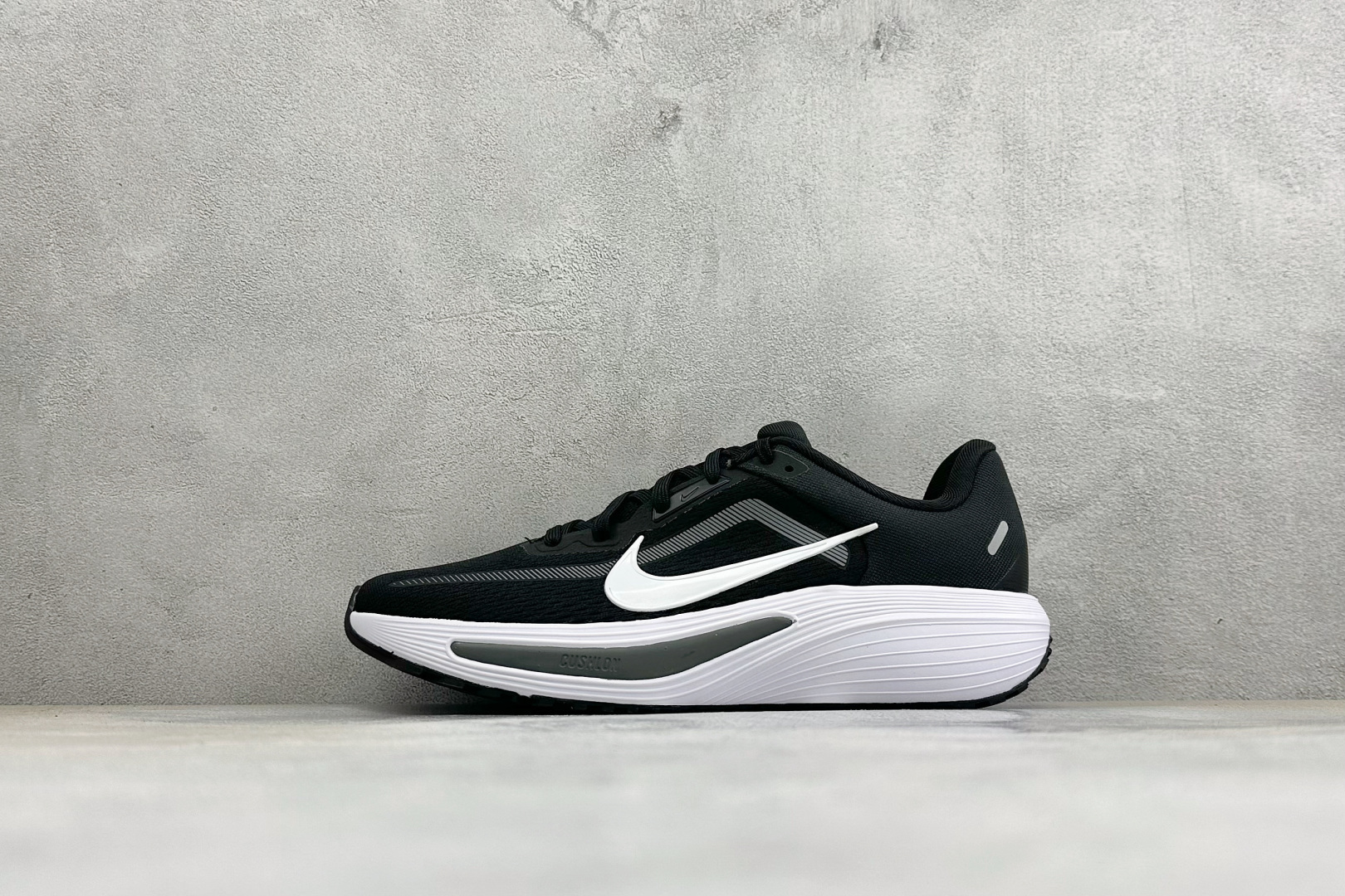 Nike Quest 7 网面透气时尚休闲跑步鞋 简约高科技设计采用多层材料，为双足带来凉爽感受和稳固体验时尚鞋面搭配中