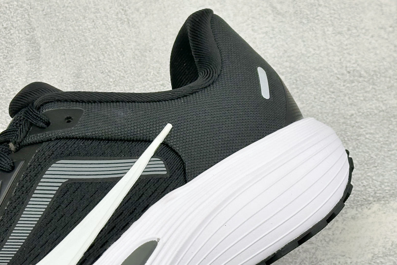 Nike Quest 7 网面透气时尚休闲跑步鞋 简约高科技设计采用多层材料，为双足带来凉爽感受和稳固体验时尚鞋面搭配中
