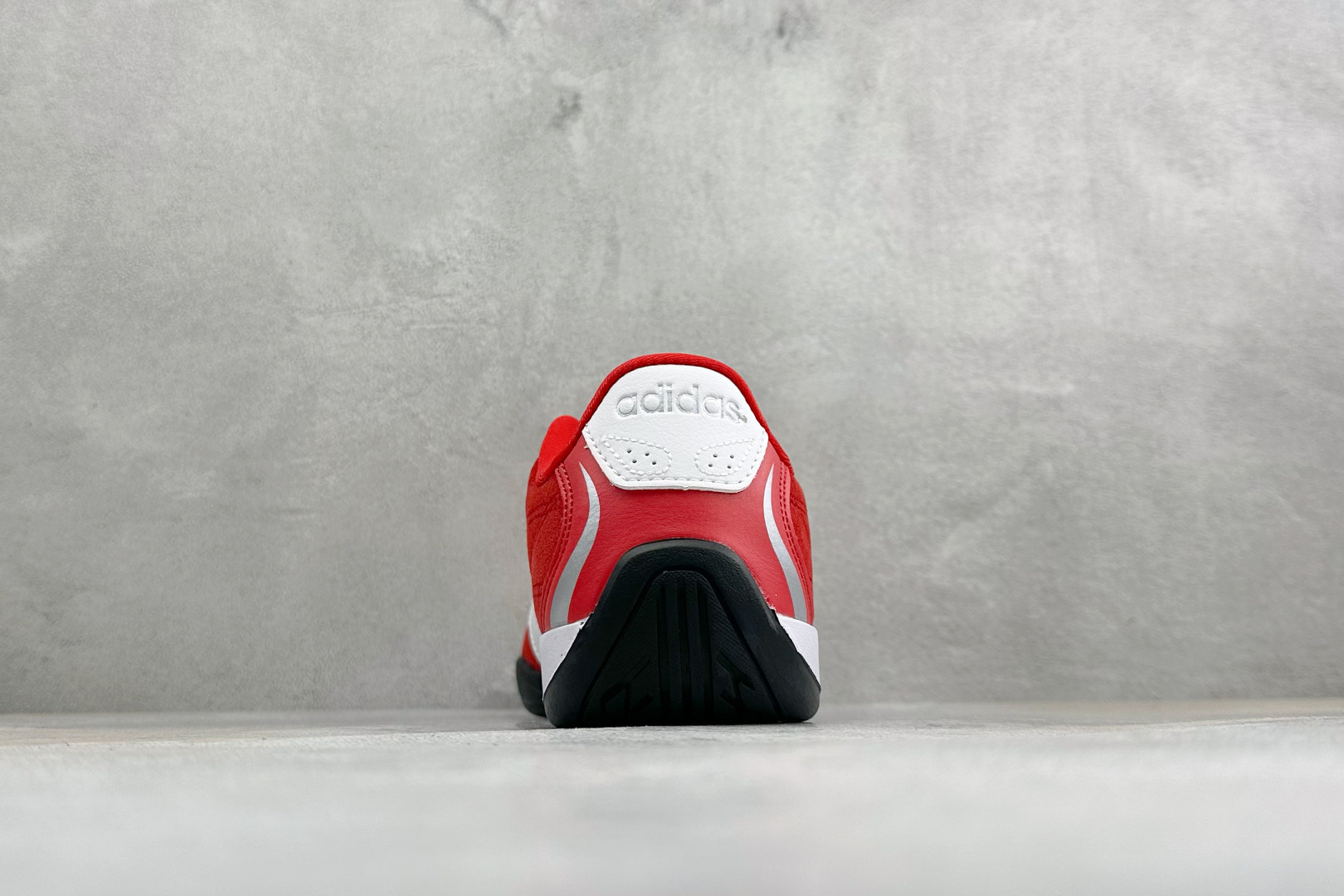 AD Adipista Trainers 舒适耐磨低帮休闲鞋 取材赛车服绗缝车线，鞋身流畅低趴，标志性三道杠，后跟环绕橡