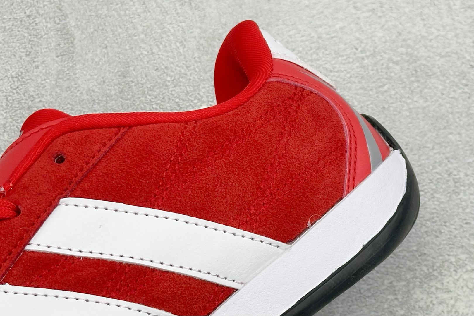AD Adipista Trainers 舒适耐磨低帮休闲鞋 取材赛车服绗缝车线，鞋身流畅低趴，标志性三道杠，后跟环绕橡
