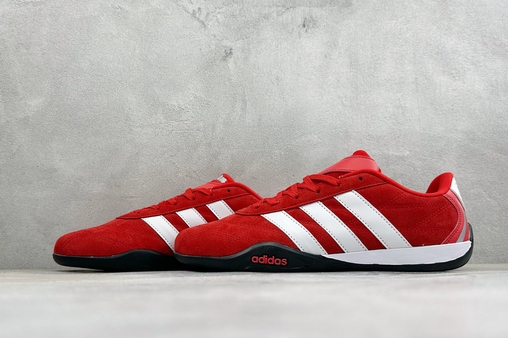 AD Adipista Trainers 舒适耐磨低帮休闲鞋 取材赛车服绗缝车线，鞋身流畅低趴，标志性三道杠，后跟环绕橡