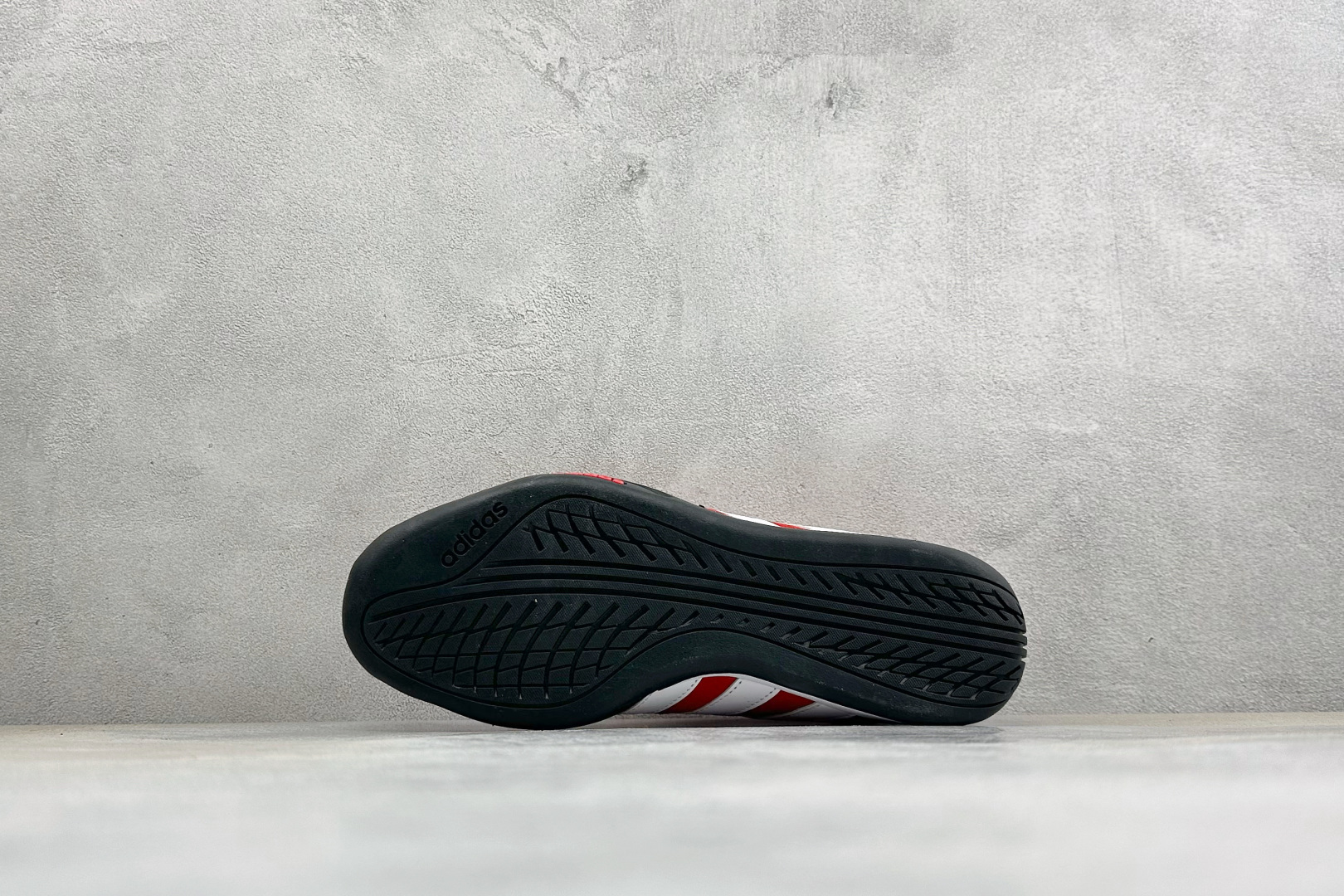 AD Adipista Trainers 舒适耐磨低帮休闲鞋 取材赛车服绗缝车线，鞋身流畅低趴，标志性三道杠，后跟环绕橡