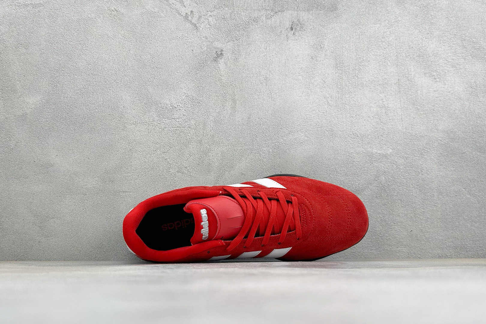 AD Adipista Trainers 舒适耐磨低帮休闲鞋 取材赛车服绗缝车线，鞋身流畅低趴，标志性三道杠，后跟环绕橡