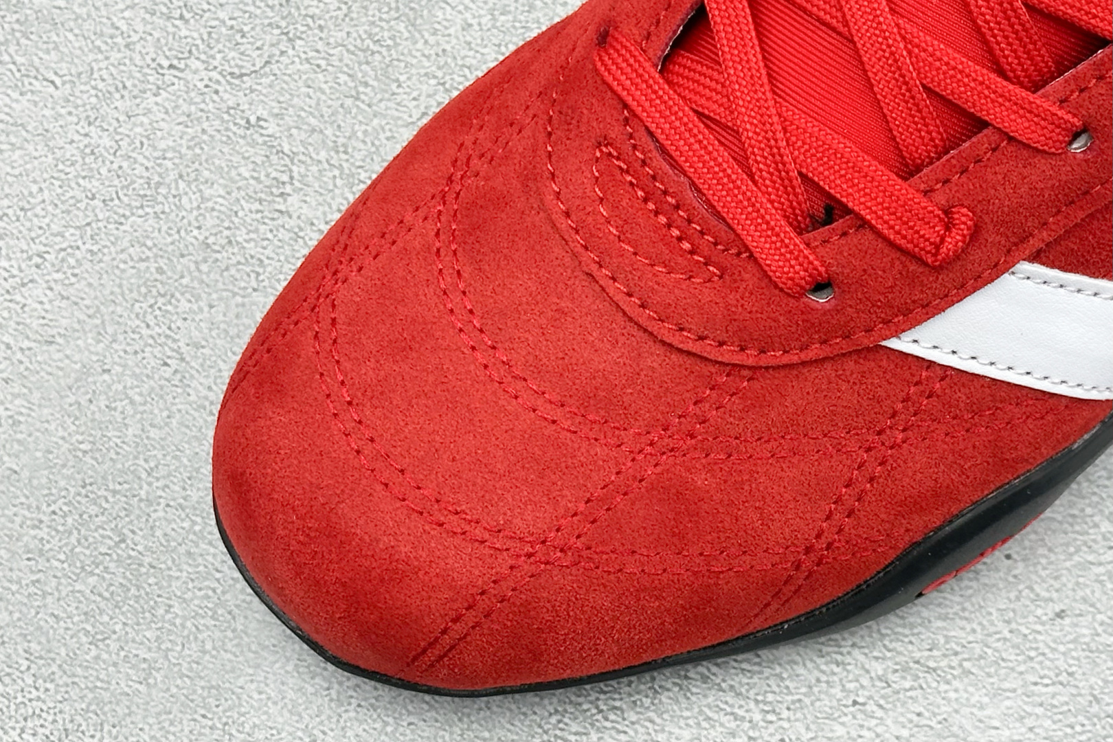 AD Adipista Trainers 舒适耐磨低帮休闲鞋 取材赛车服绗缝车线，鞋身流畅低趴，标志性三道杠，后跟环绕橡