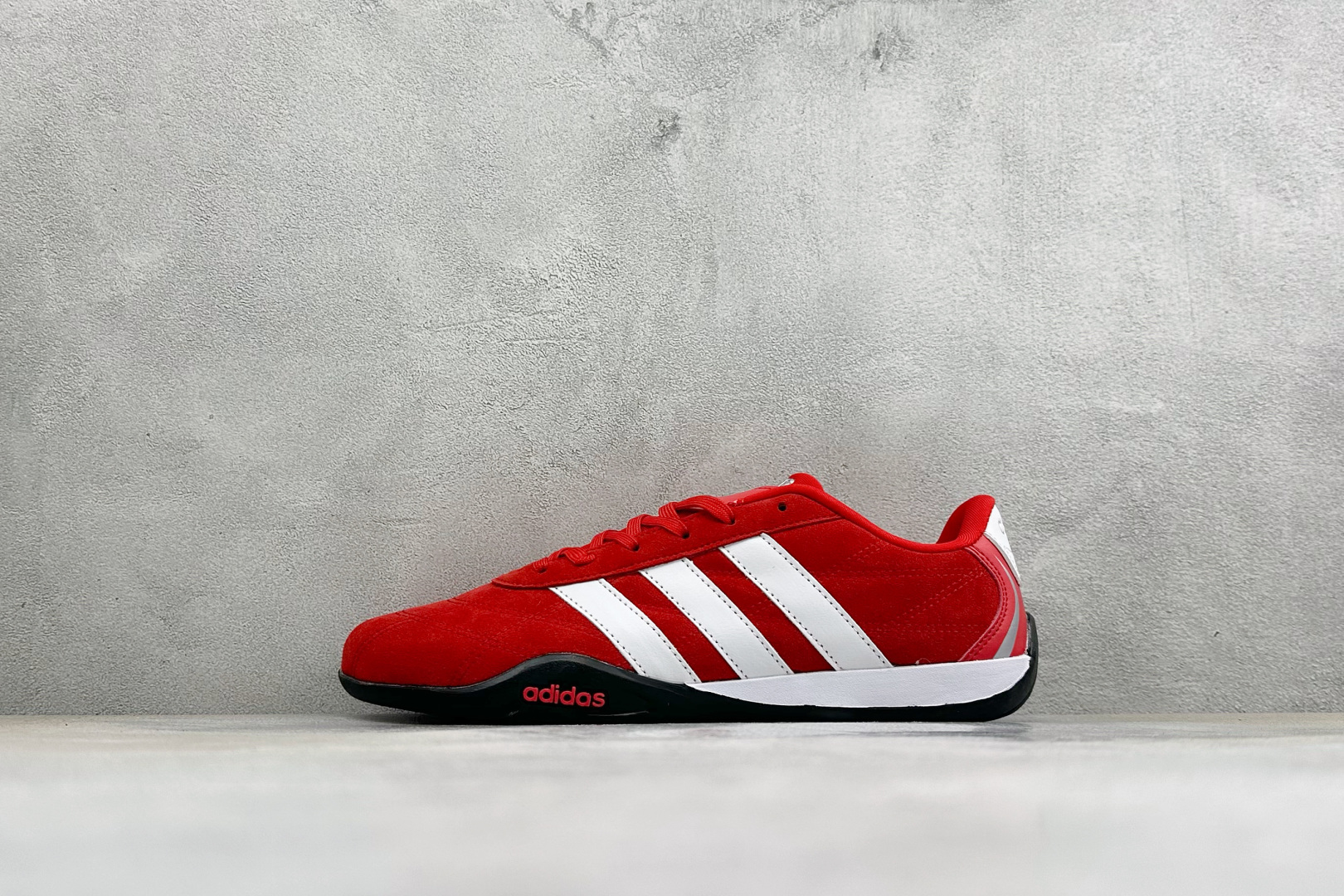 AD Adipista Trainers 舒适耐磨低帮休闲鞋 取材赛车服绗缝车线，鞋身流畅低趴，标志性三道杠，后跟环绕橡