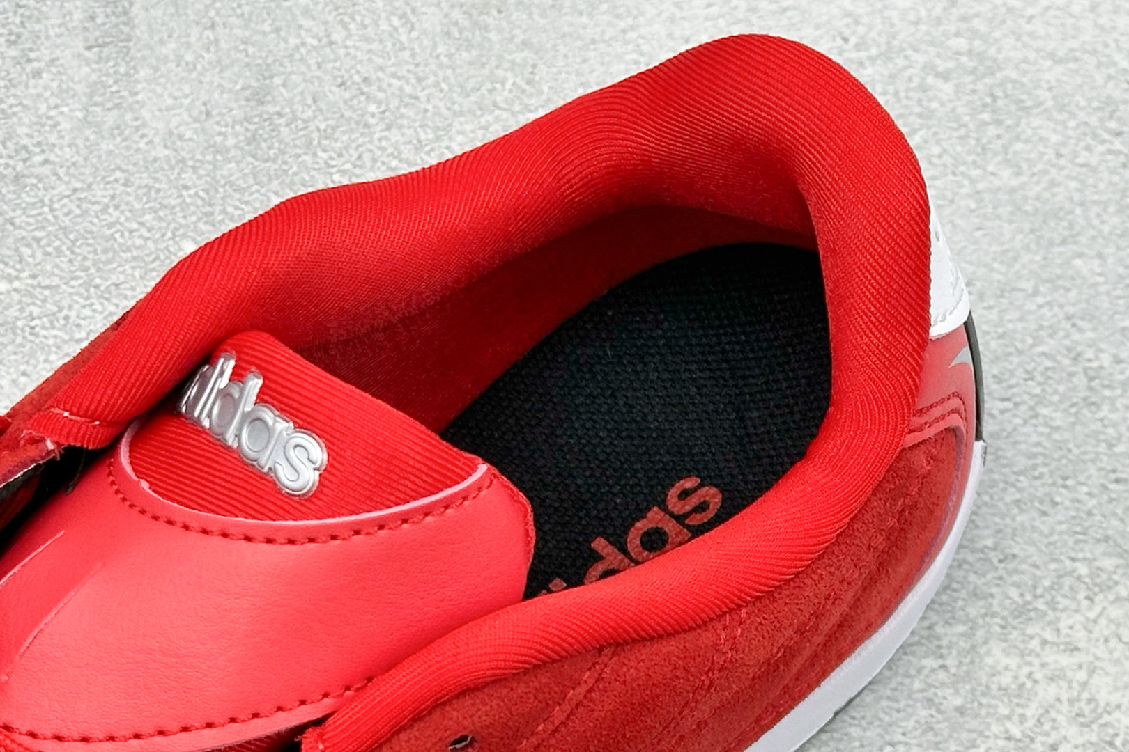 AD Adipista Trainers 舒适耐磨低帮休闲鞋 取材赛车服绗缝车线，鞋身流畅低趴，标志性三道杠，后跟环绕橡