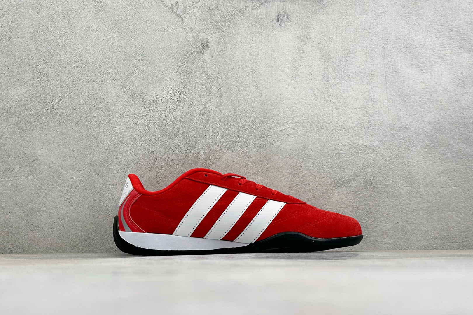AD Adipista Trainers 舒适耐磨低帮休闲鞋 取材赛车服绗缝车线，鞋身流畅低趴，标志性三道杠，后跟环绕橡