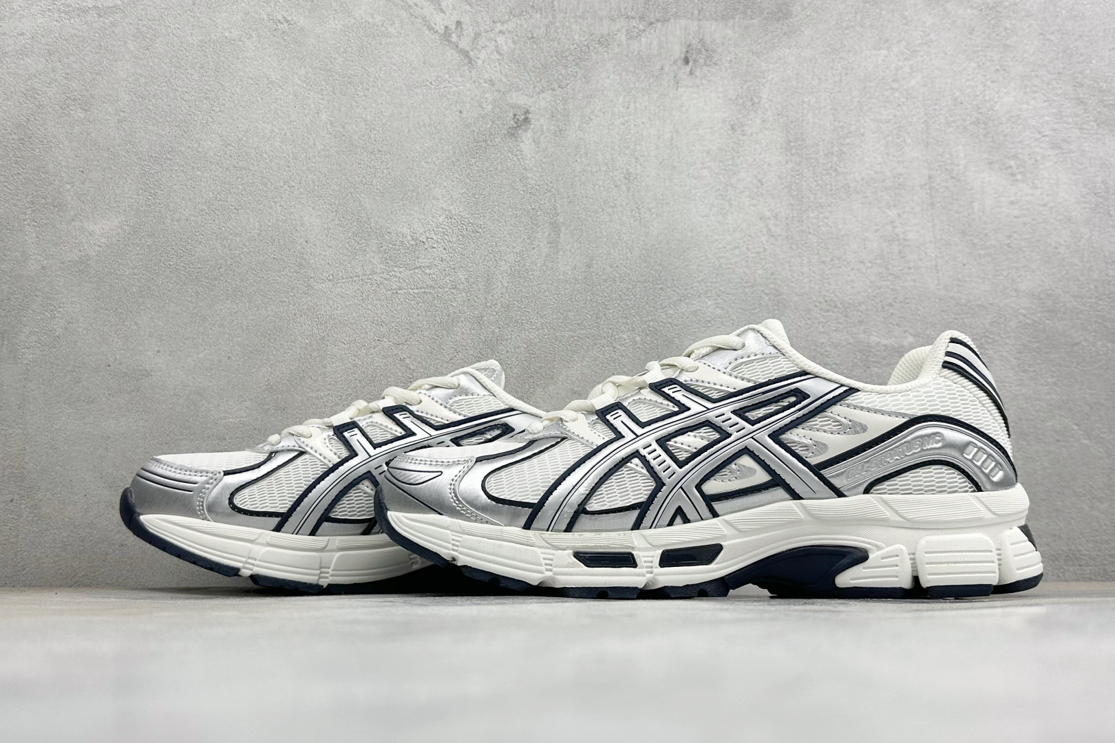 XM版Asics Gel-Stratus Mc系列 亚瑟士 低帮轻量缓震休闲运动跑步鞋 货号: 1203B049-103