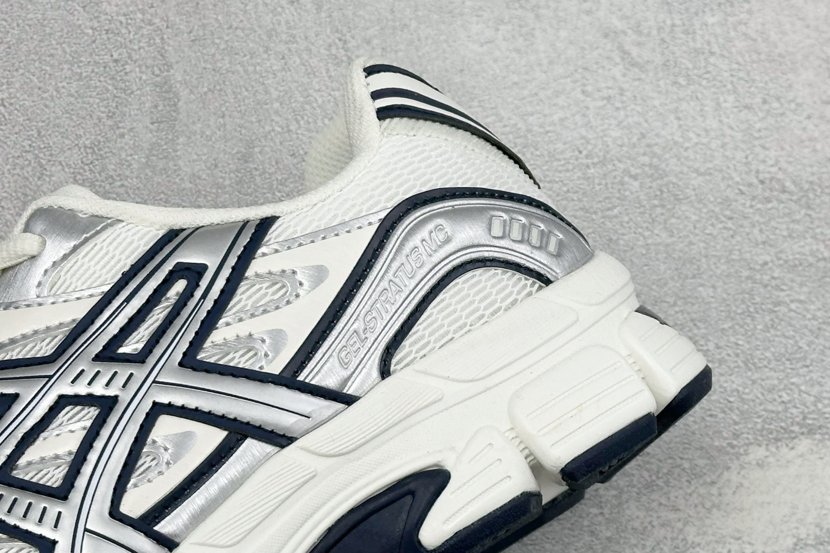 XM版Asics Gel-Stratus Mc系列 亚瑟士 低帮轻量缓震休闲运动跑步鞋 货号: 1203B049-103